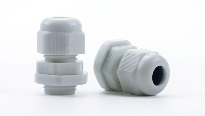 Ốc xiết cáp nhựa màu trắng PG 19 Tiến Phát, dùng cho cáp có đường kính ngoài 12-15mm