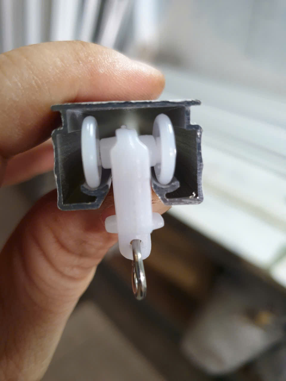 Bi trượt nhựa dùng cho thanh ray treo rèm, kích thước 30mm, rộng 15mm
