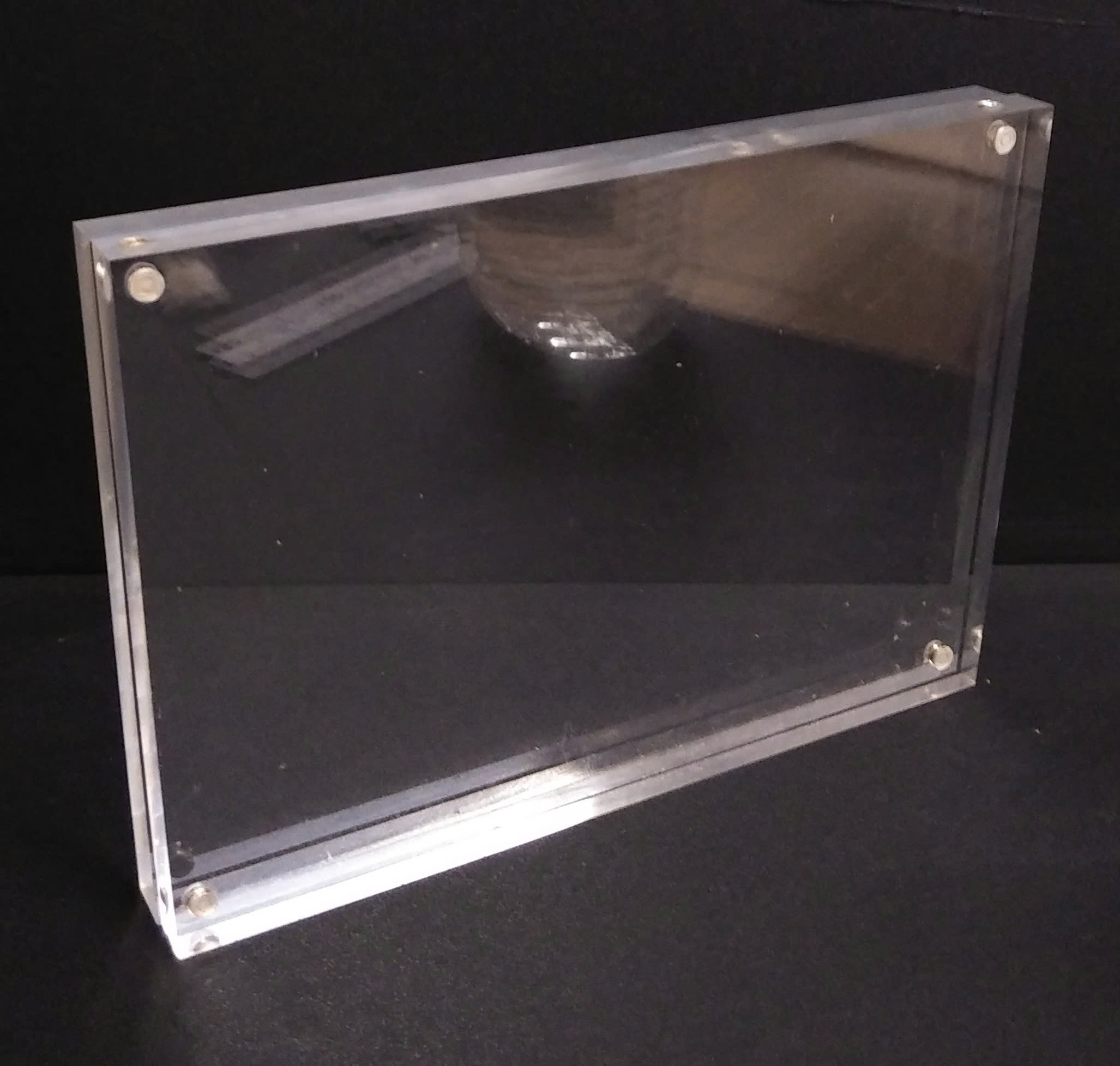 Khung mica trong suốt 2 tấm có nam châm 4 góc, kích thước 10x6x1.6cm